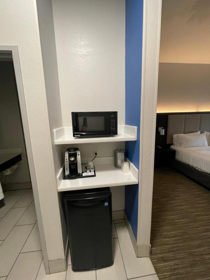Holiday Inn Express Hotel & Suites Las Vegas By Ihg Экстерьер фото