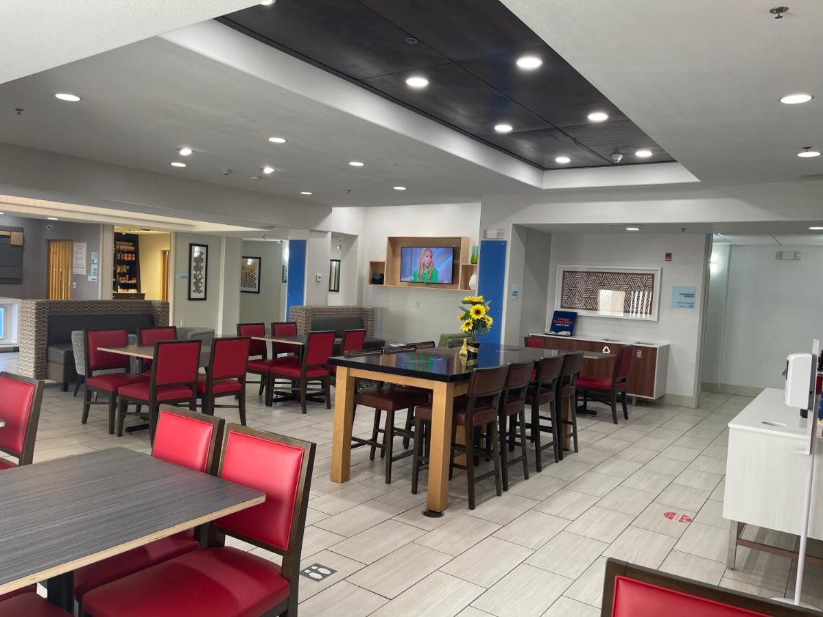Holiday Inn Express Hotel & Suites Las Vegas By Ihg Экстерьер фото