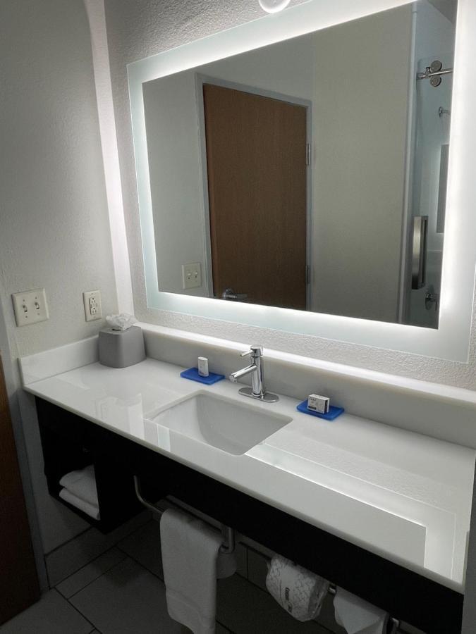 Holiday Inn Express Hotel & Suites Las Vegas By Ihg Экстерьер фото